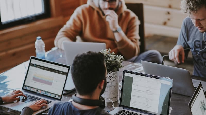 釧路市内のオフィスビルが立ち並ぶ中心街