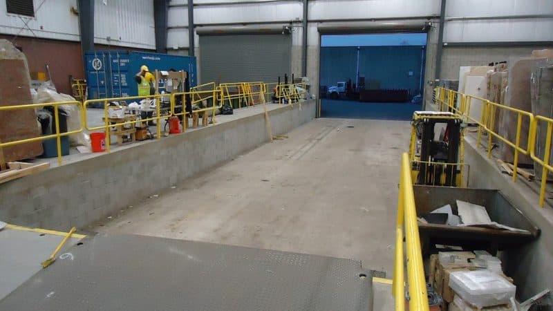 釧路港に停泊する大型貨物船とコンテナ