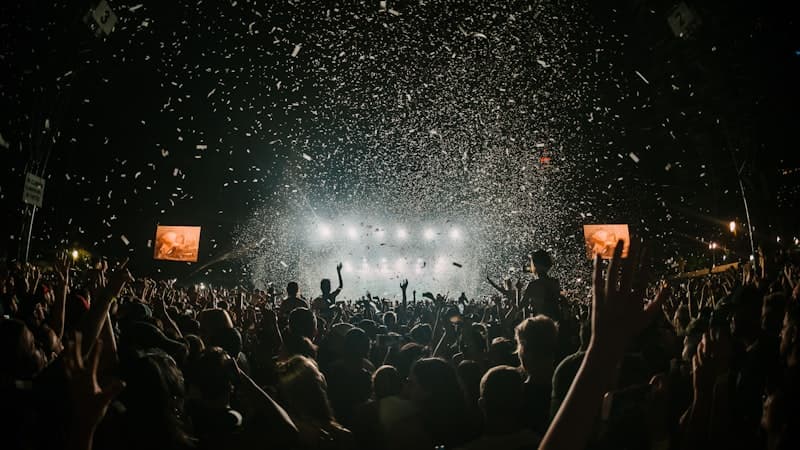 釧路湿原を背景に開催されるアウトドアフェスティバルの賑わう会場風景