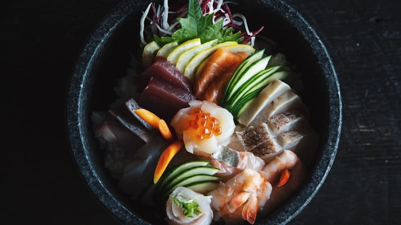 炭火で焼かれる新鮮なサンマ