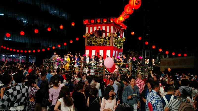 夏祭りの提灯が並ぶ釧路の商店街