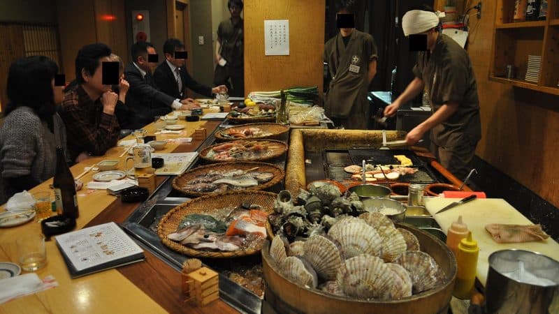 炭火で焼き上げた魚介料理