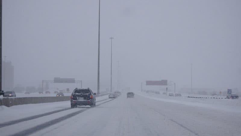 雪道を走行する車のタイヤと道路