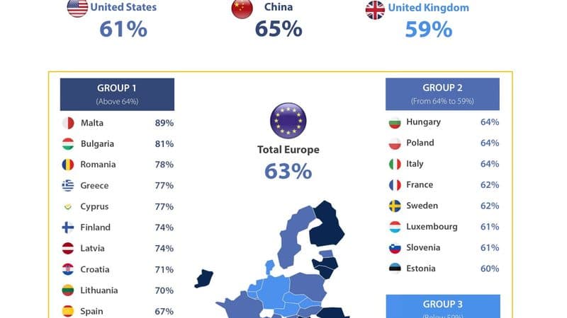 釧路のカフェでリモートワークをする人