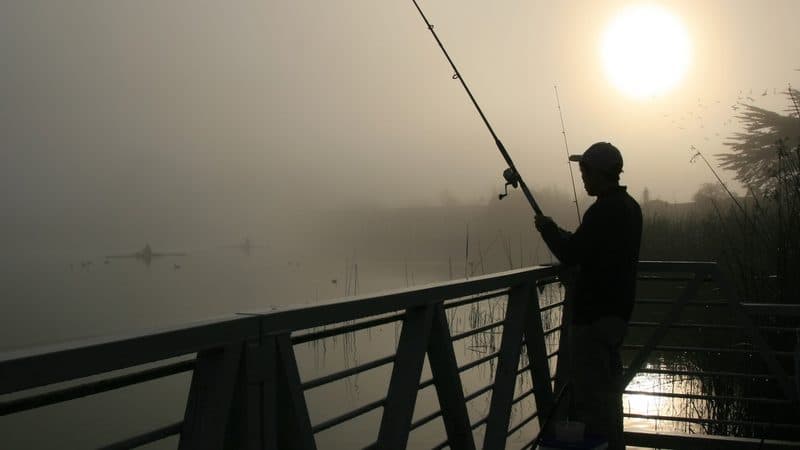釧路川でフライフィッシングを楽しむ釣り人