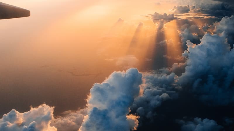 夕暮れの幣舞橋から釧路川を眺める一人旅の旅行者のシルエット