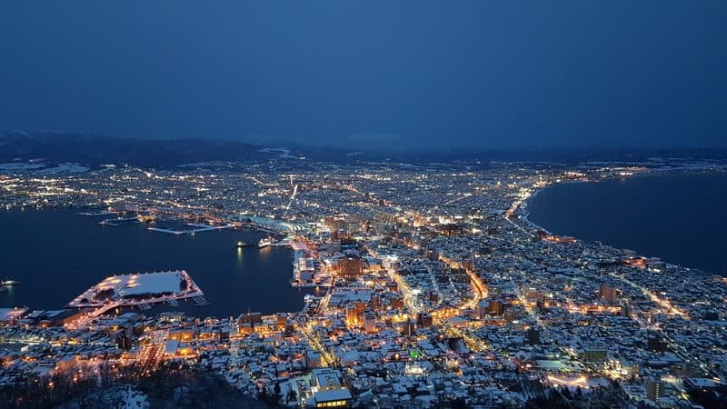 ライトアップされた幣舞橋と釧路川の夜景