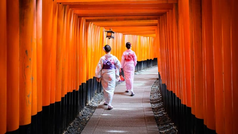 雪化粧した釧路の神社の鳥居と参道