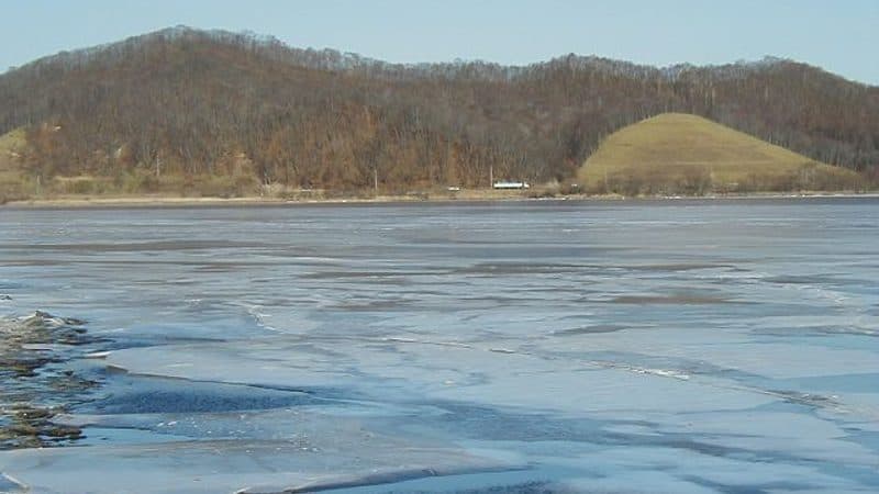 朝霧に包まれた塘路湖とカヌー
