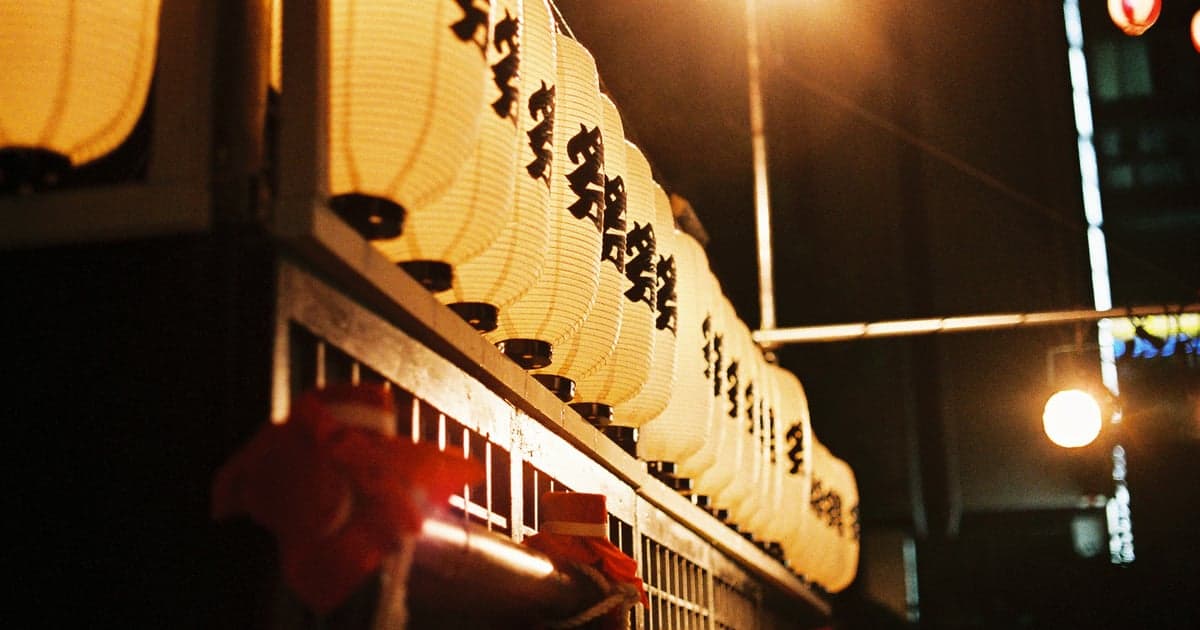 釧路のお盆・盆踊り大会でやぐらと提灯に照らされた夏の夜の会場風景