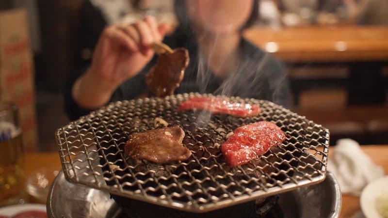 釧路の焼肉店で炭火で焼く北海道産の上質な牛肉とホルモン