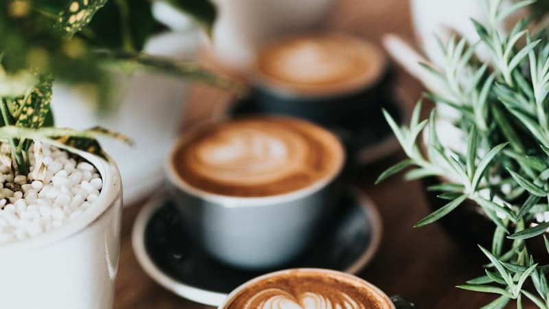 雨の日に釧路のカフェでコーヒーを楽しむイメージ