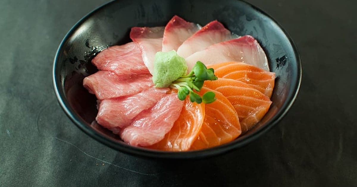 釧路の海鮮居酒屋で楽しむ刺身と炉ばた焼きの魚介料理