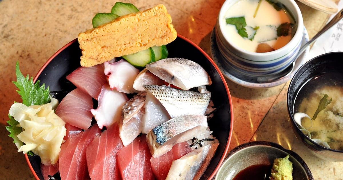 新鮮な魚介がたっぷりのった釧路の海鮮丼