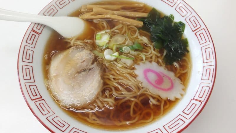釧路ラーメンの澄んだ醤油スープと細縮れ麺