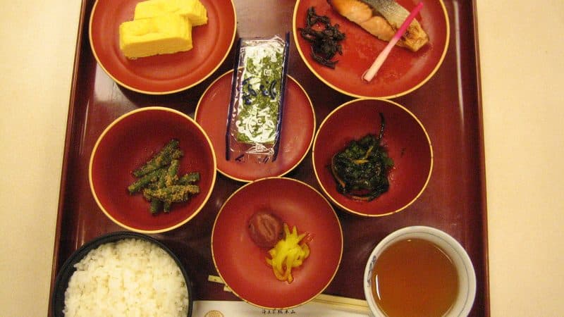 釧路の朝市で提供される新鮮な朝食