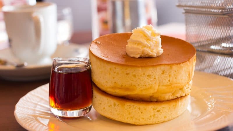 釧路のカフェで提供される北海道産乳製品を使ったふわふわパンケーキ