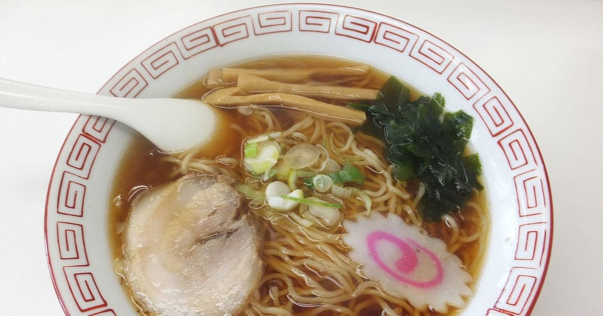 釧路ラーメンの澄んだ醤油スープとチャーシュー・味玉がのった細縮れ麺の一杯