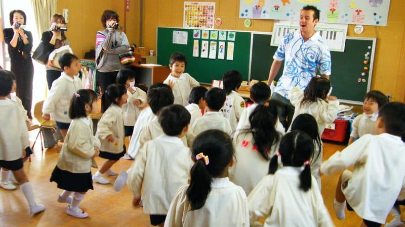 釧路市の子育て支援施設と保育園で安心して過ごす子どもたちと保護者のイメージ