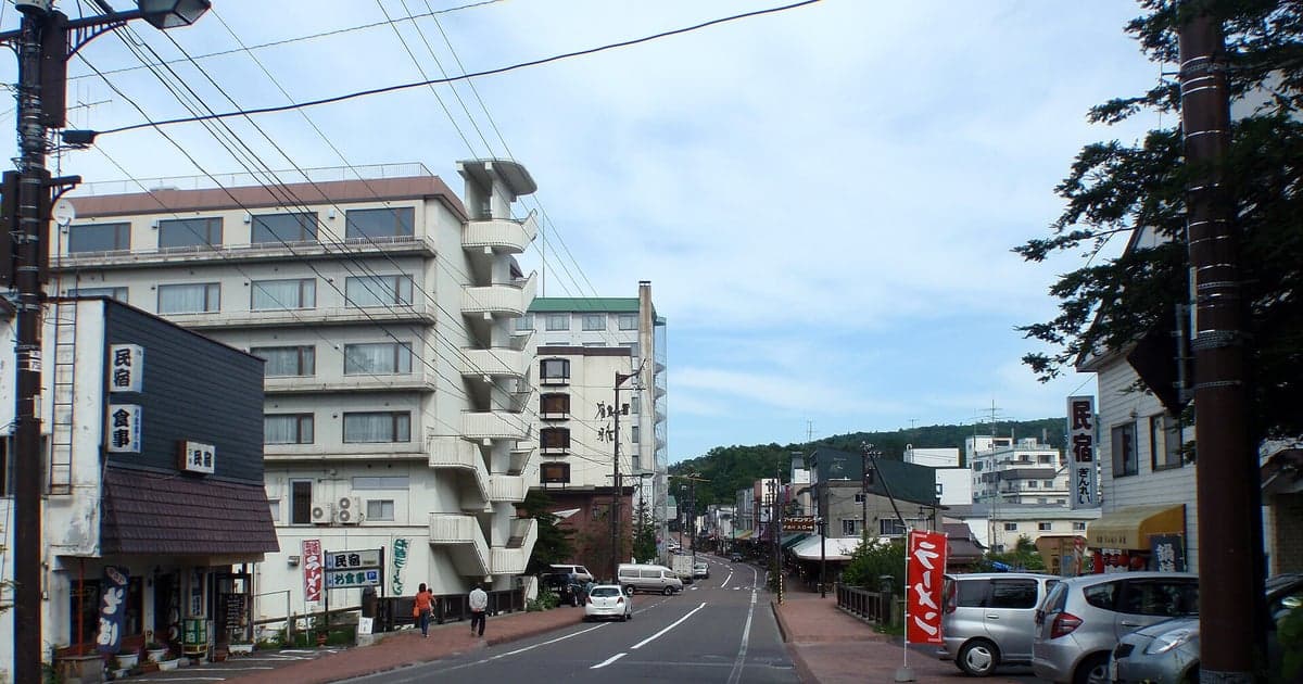 北海道釧路市阿寒町の阿寒湖温泉街と湖畔に並ぶ宿泊施設