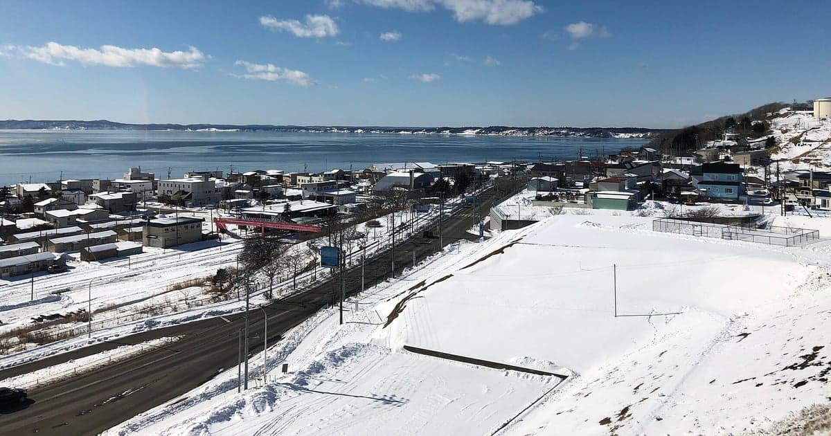 厚岸湖にかかる厚岸大橋と牡蠣島(弁天島)の景観