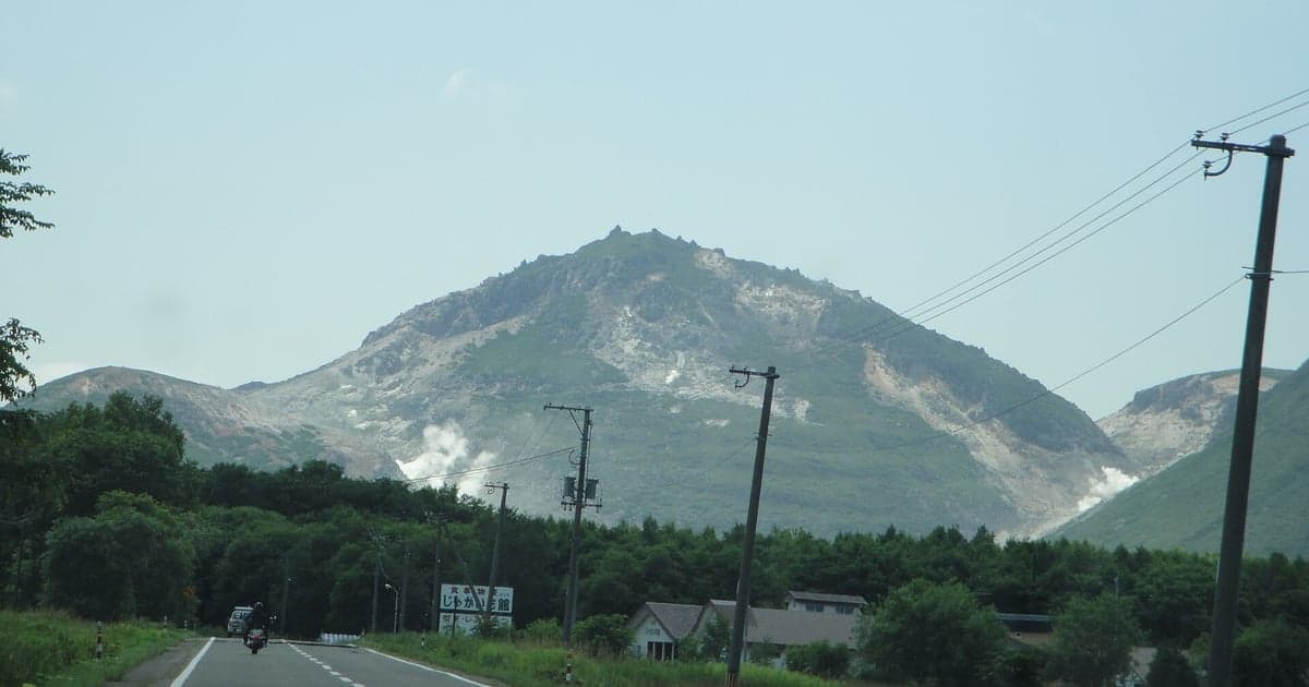 弟子屈町・川湯温泉のそばにそびえる硫黄山(アトサヌプリ)の噴気孔と白い煙