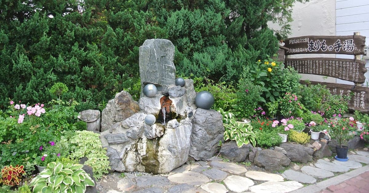 釧路市郊外にある山花温泉リフレの露天風呂と湯けむり