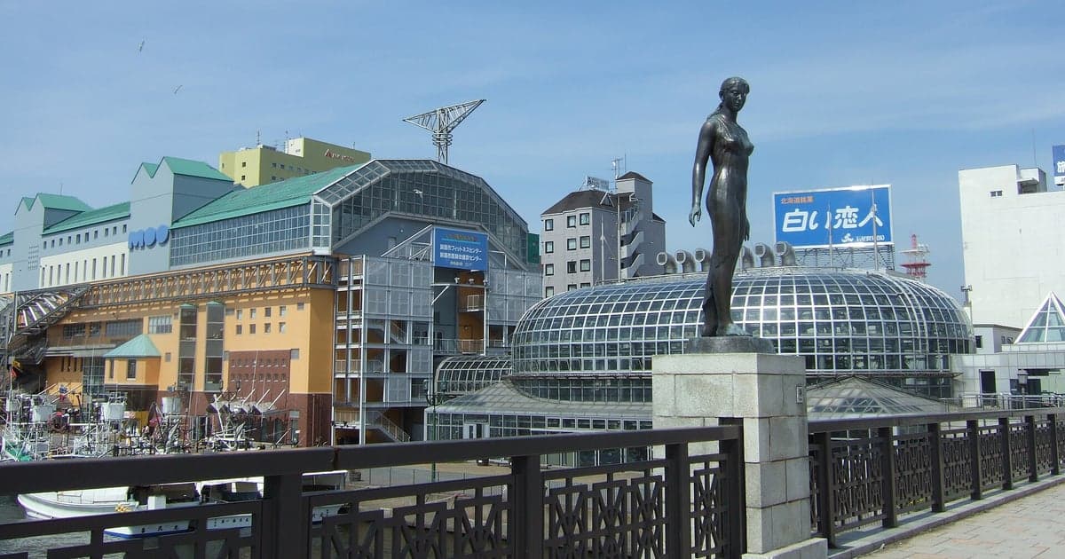 釧路川沿いに立ち並ぶ釧路駅前・幣舞橋エリアのホテル群と夕景