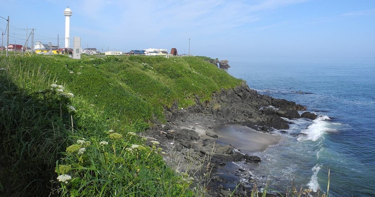 本土最東端・納沙布岬の灯台と根室海峡の眺め