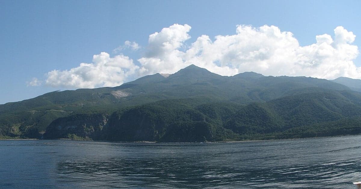 知床連山と知床峠を望む、釧路から車で訪れる知床観光のイメージ