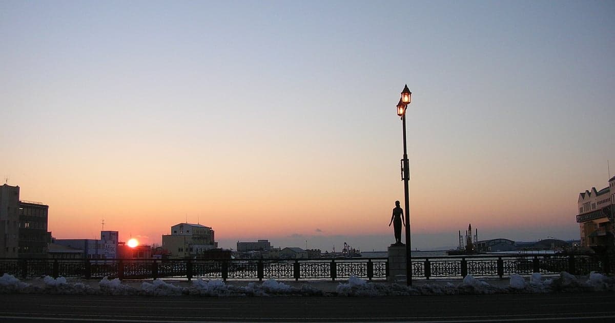 ライトアップされた幣舞橋と釧路川の夜景