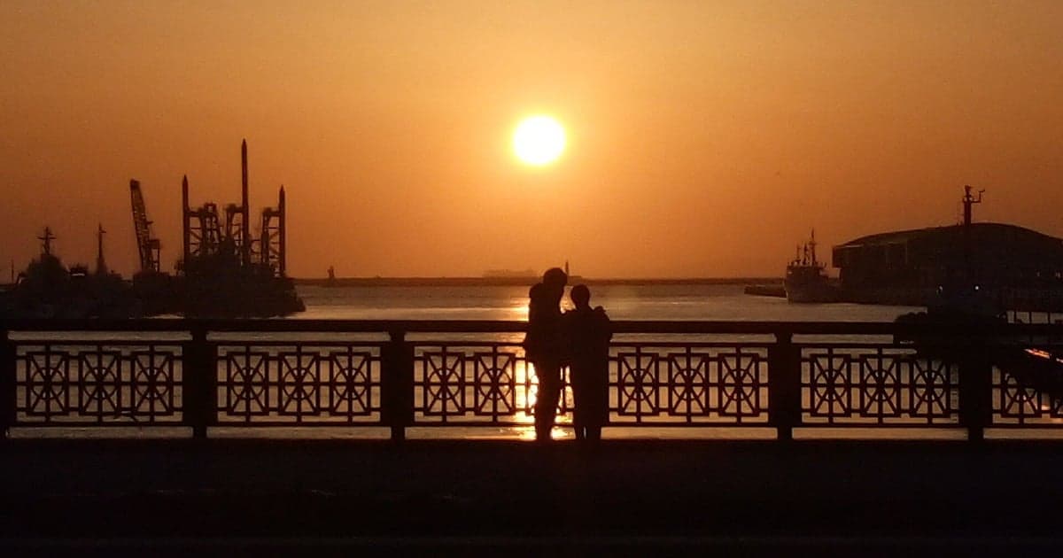 世界三大夕日のひとつに数えられる釧路・幣舞橋から眺める夕日