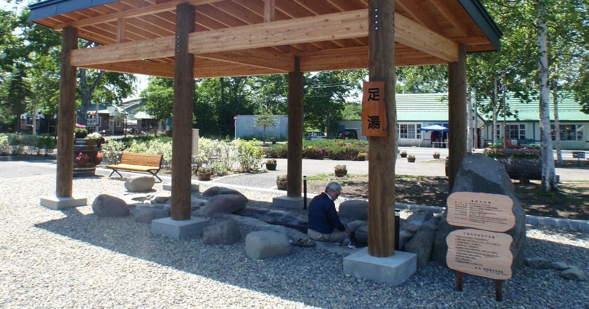 弟子屈町の900草原から望む牧草地と摩周岳方面のパノラマ